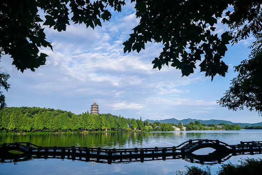 晨曦中的杭州西湖景区，雷峰塔沐浴在晨光中。新华社记者 徐昱 摄